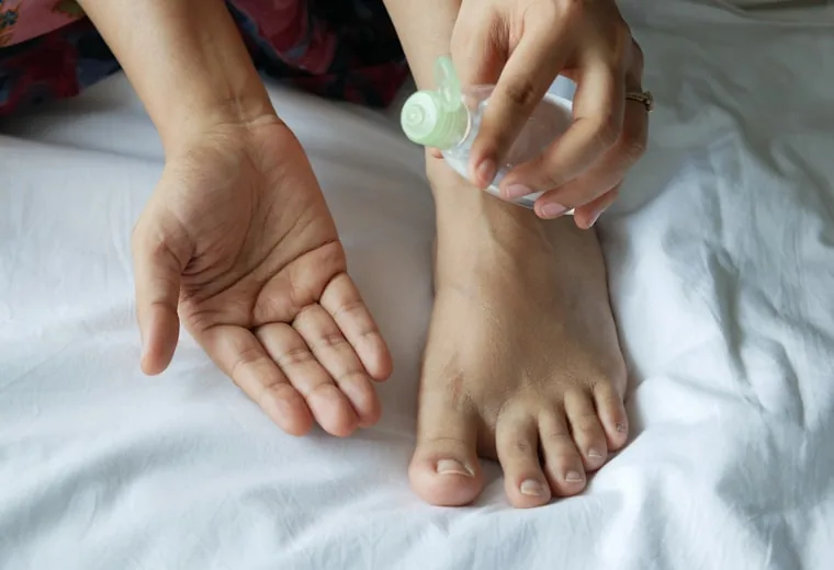Soin des pieds : massage relaxant à l'huile en institut