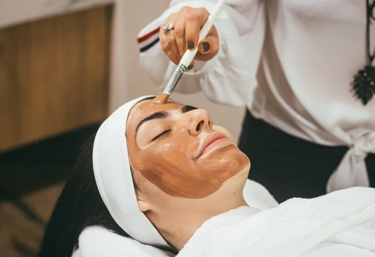 Soin du visage en institut : application d'un masque au pinceau